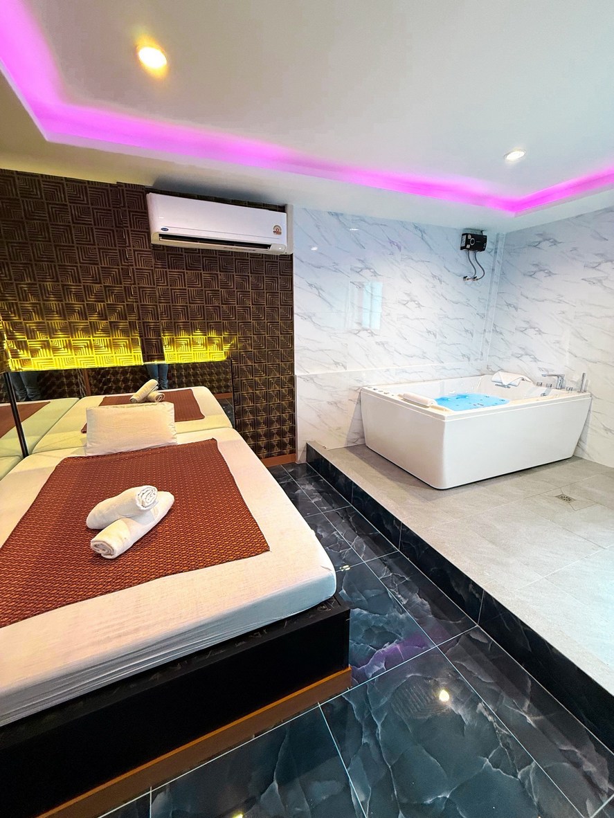 VIP Jacuzzi Room at Boss Massage